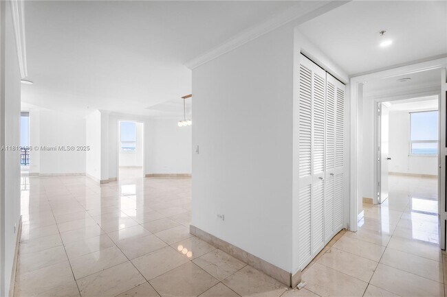Building Photo - 848 Brickell Key Dr