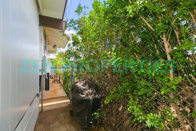 Building Photo - 3167 Charles St