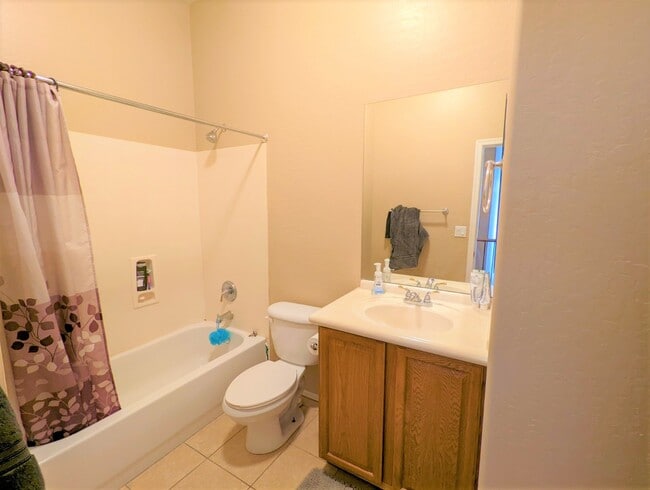 Building Photo - 2241 E Pinchot Ave