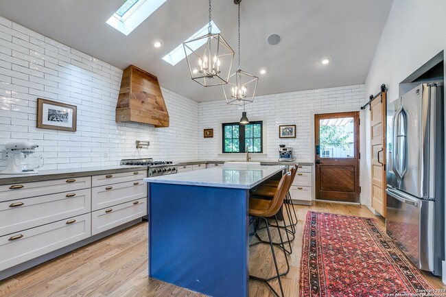 Building Photo - GORGEOUS BEACON HILL BUNGALOW