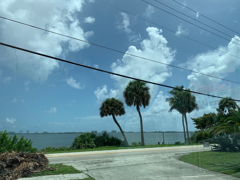 Building Photo - 13811 S Indian River Dr