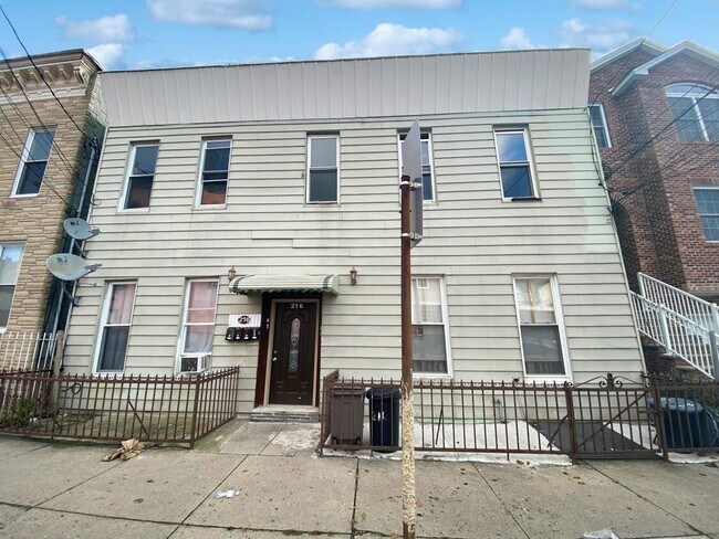 Building Photo - 216 Cambridge Ave