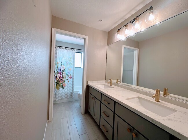 Master bathroom - 21103 Gary Dr