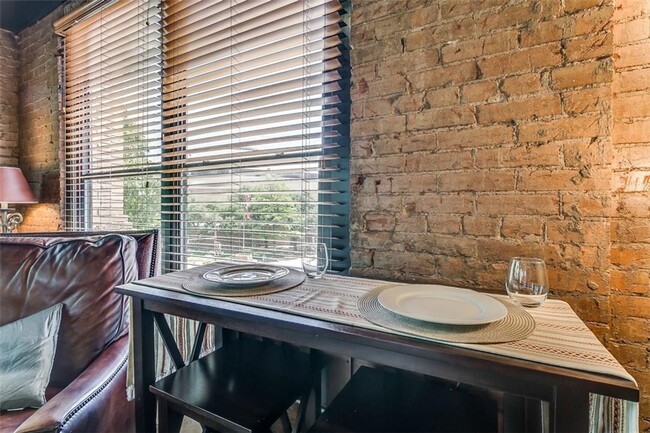 Building Photo - Beautiful 1 Bed- 1 Bath in Houston Place L...