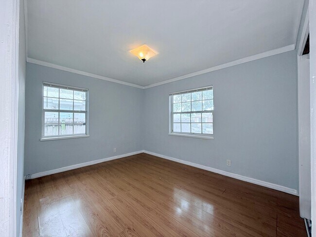 Building Photo - 447 Conniston Rd