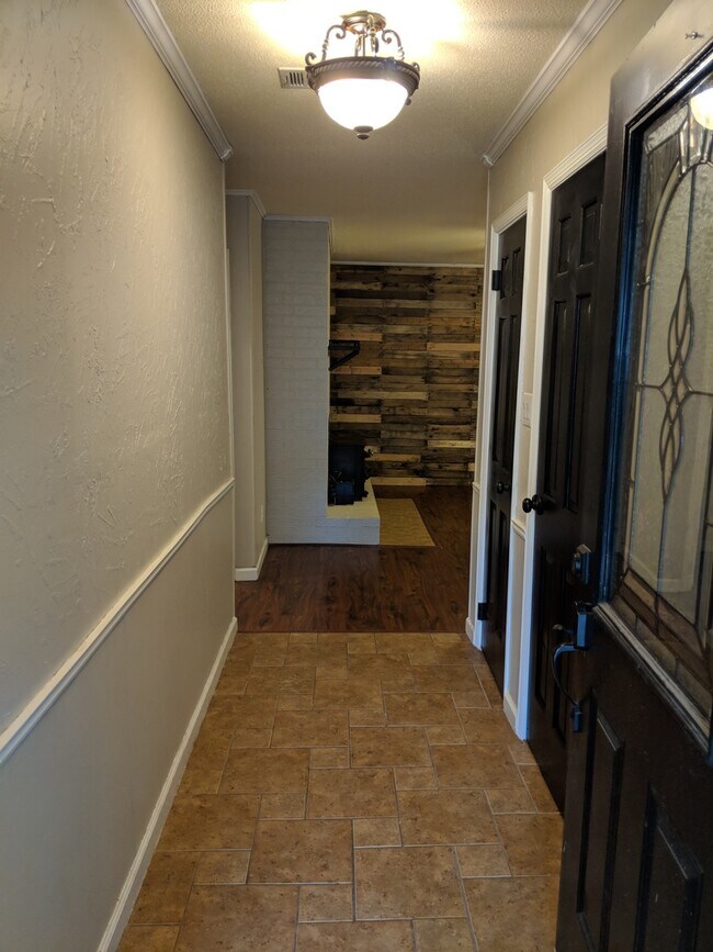 Building Photo - Awesome 4 bed/ 2 bath home located just of...