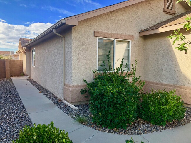 Building Photo - Ventana Ranch Gem! 3 Bedroom 2 Bath. Gate Community! Single Story with Large Backyard.