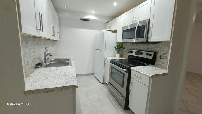 Building Photo - 3076 Cornwall D