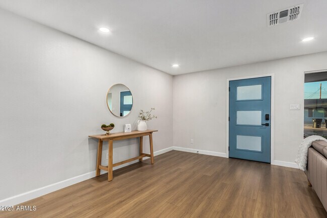 Building Photo - 6413 E Holly St