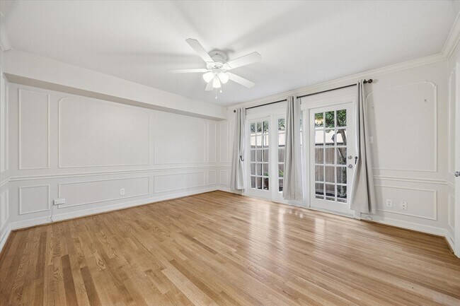 Building Photo - 449 N Post Oak Ln