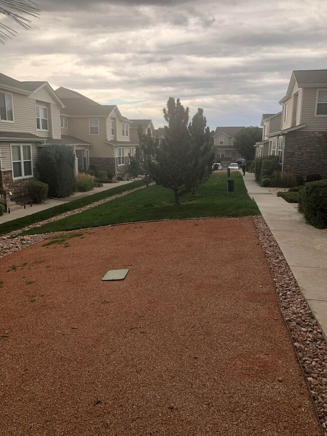 Building Photo - Well Maintained 2 Bed 3 Bath 2 Car Two-sto...