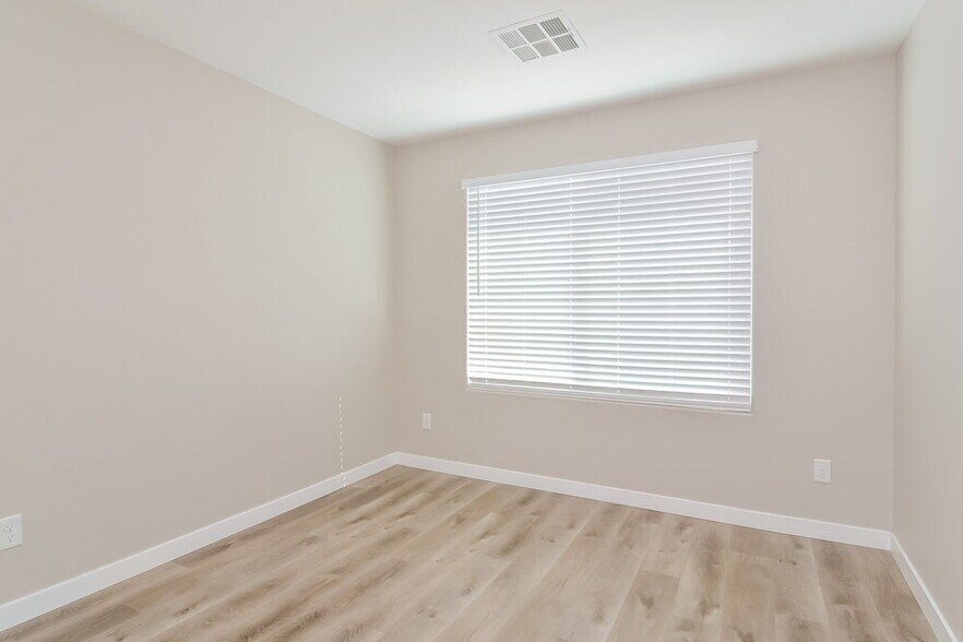 Building Photo - 993 Pebble Lake St