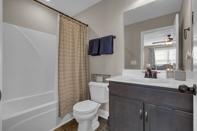 Building Photo - Pet Friendly Two Bedroom!
