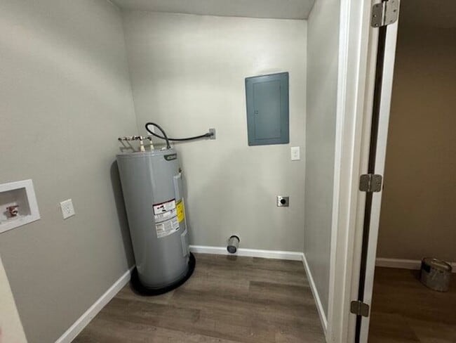 Building Photo - MOVE IN SPECIAL