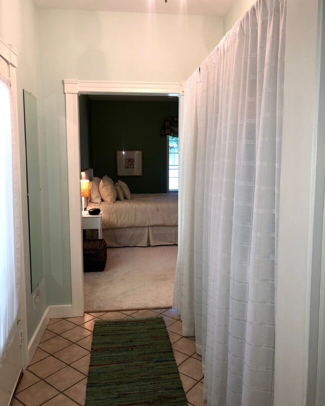 Building Photo - Charming oversized one bedroom cottage nestled quietly among a beautiful Bainbridge oasis