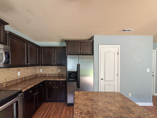 Building Photo - Beautifully Maintained 3 Bed 2.5 Bath West Gate Home