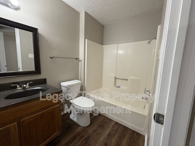Building Photo - 1410 Courtney Pl