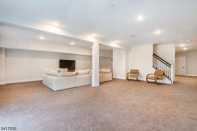 Building Photo - 37 Hillandale Dr