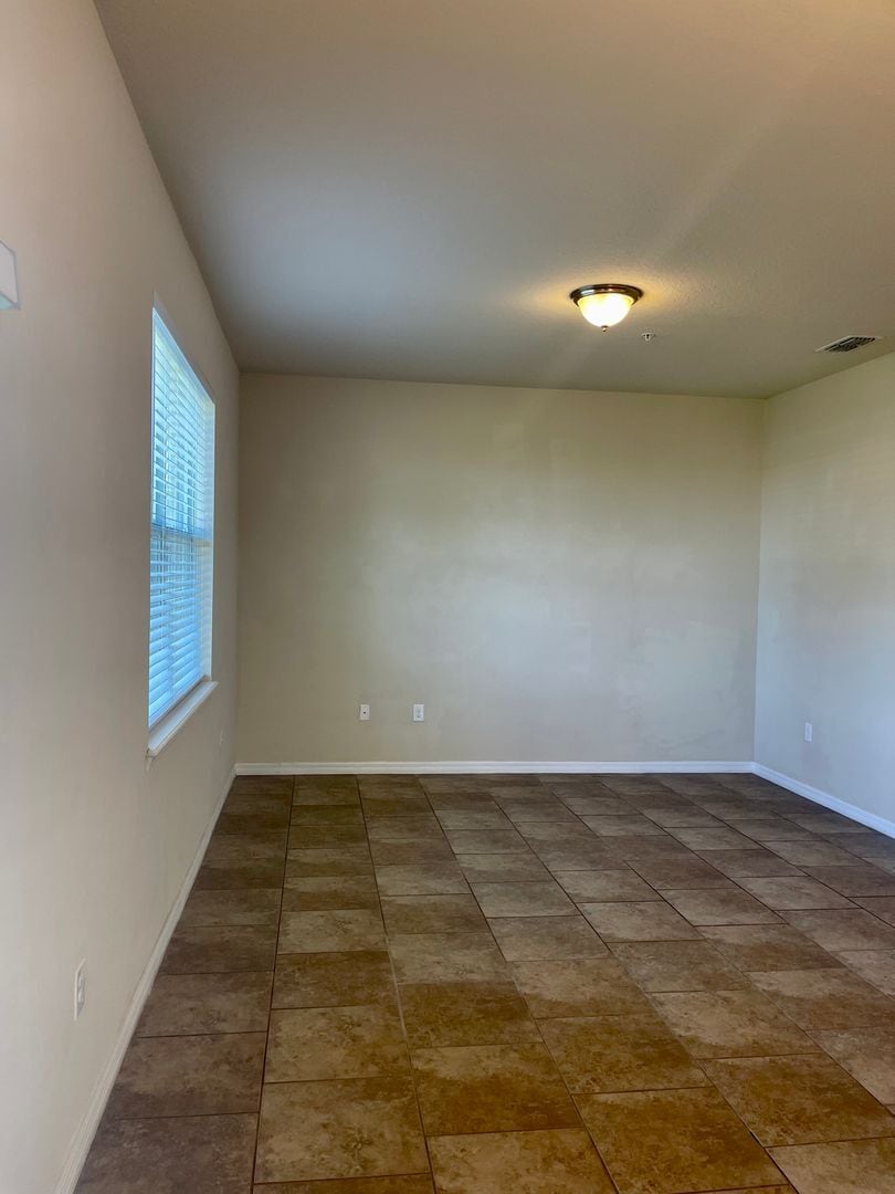Building Photo - 3 Bedroom / 2.5 Bath / 2 Car Garage Townho...