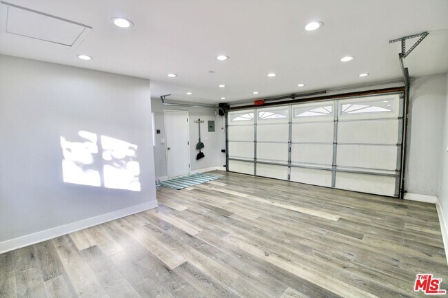 Building Photo - 8421 Darby Ave