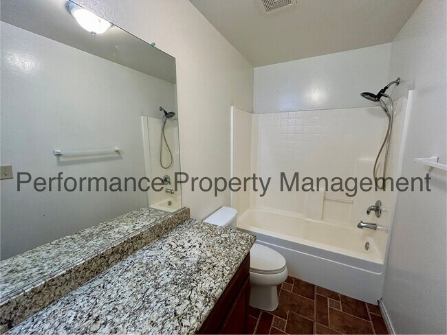 Building Photo - Stunning 5 Bed/3 Bath NW Bakersfield Home ...