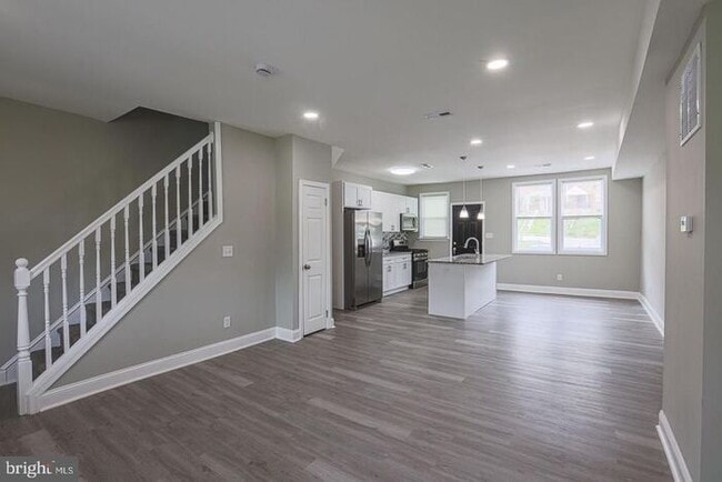 Building Photo - 4 Bedroom Beautiful Home