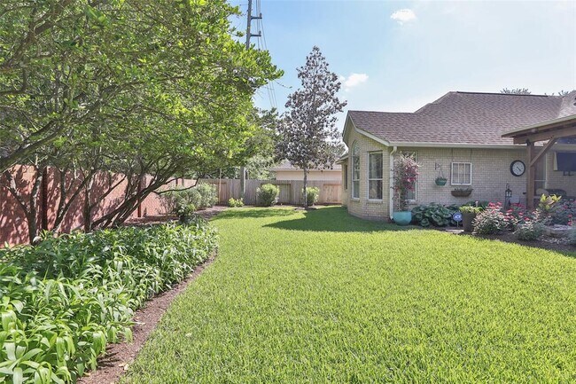 Building Photo - 8414 Green Valley Dr