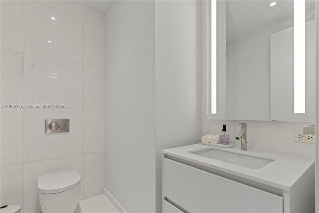 Building Photo - 300 Biscayne Blvd Way