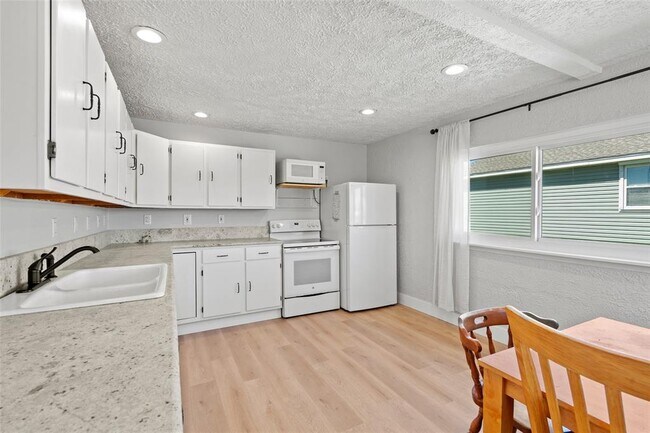 Building Photo - 4034 Reeves Dr
