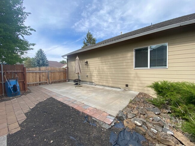 Building Photo - 3 Bedroom home in quiet neighborhood