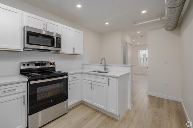 Primary Photo - 584 Main St