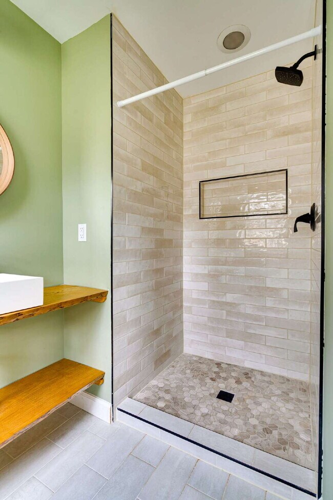 Building Photo - Chapel Hill Retreat: Spacious 4-Bedroom with Fenced-in Backyard