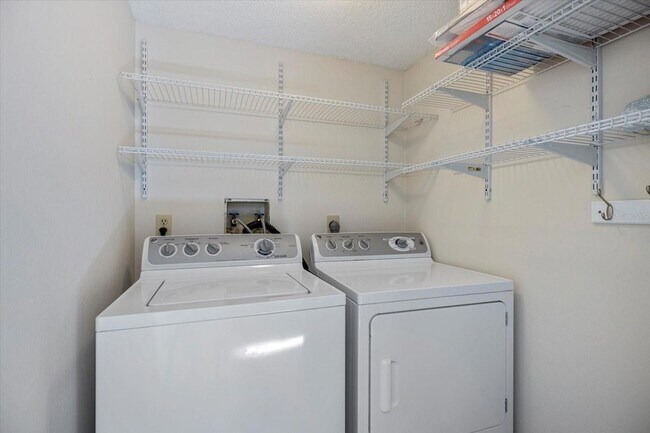 Building Photo - 856 Chatham Dr