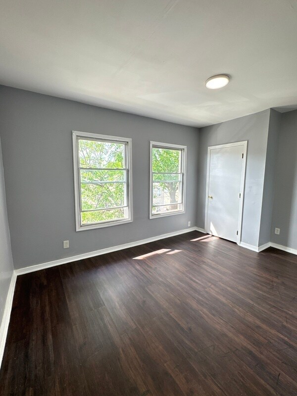 Building Photo - 436 W Queen Ln
