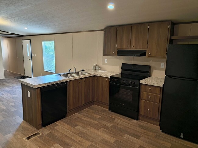 Building Photo - 112 Southlake Dr.