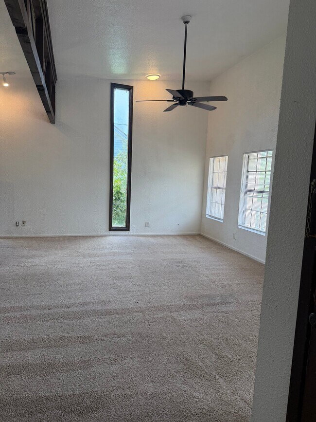 Building Photo - 2305 Lazy Lake Dr