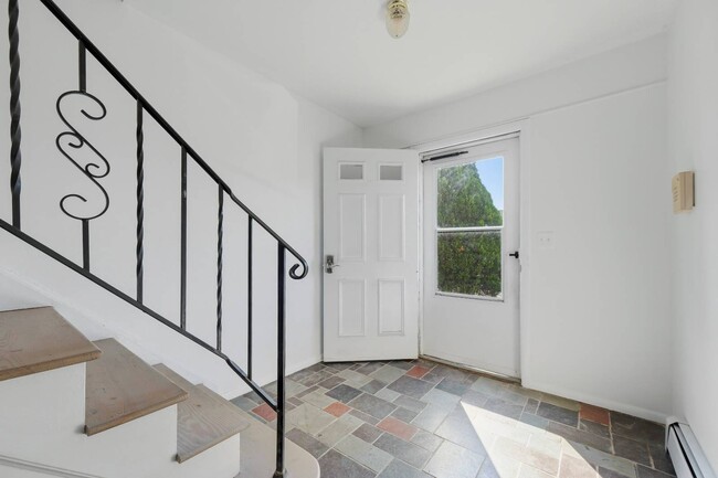 Building Photo - 206 Chrystal Dr