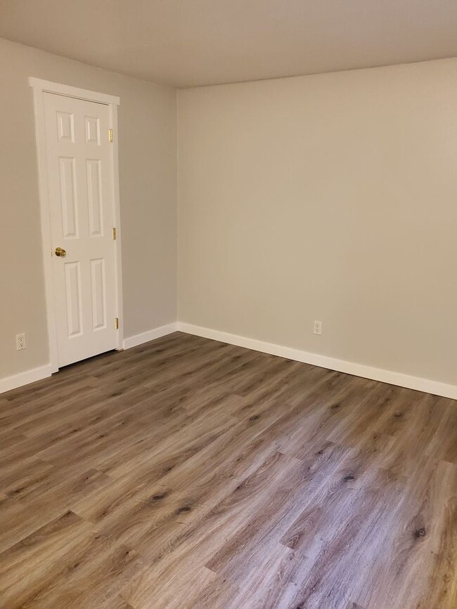 Building Photo - Cute 2 Bedroom 1 bath apartment in the heart of Silverdae