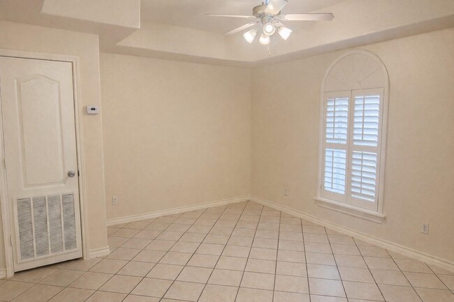 Building Photo - 1000 Ranchway Dr