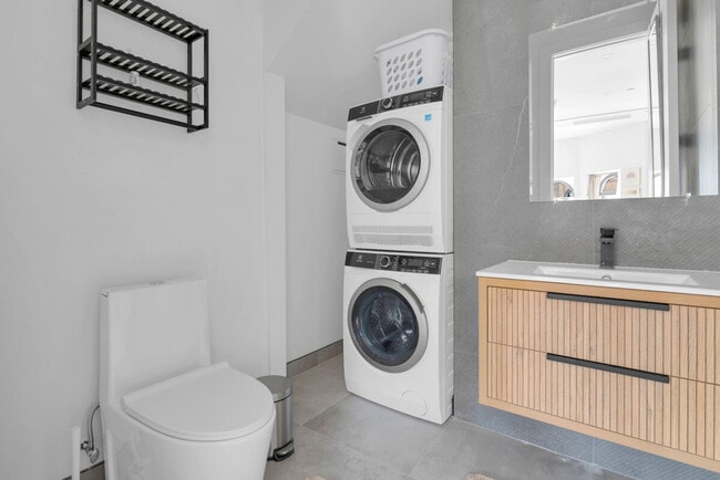 Building Photo - 217 Schaefer St