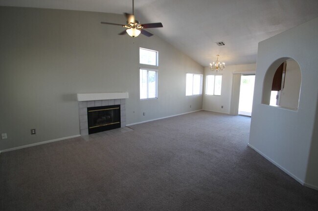 Building Photo - Green Valley area single story home with 3...