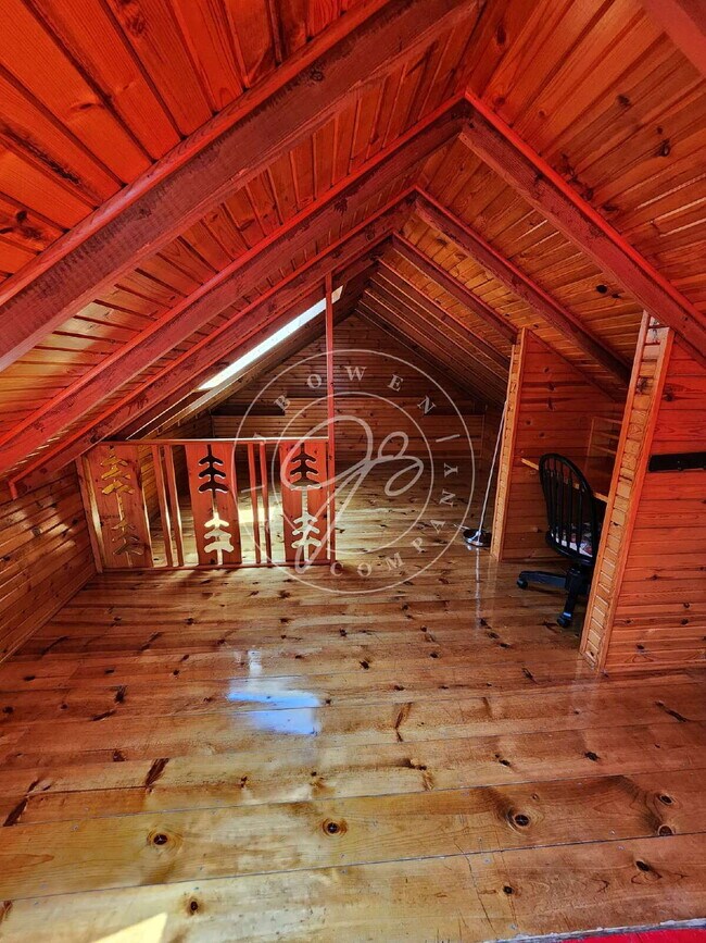 Building Photo - Adorable but unique 3+ bedrooms with bonus rooms! Fenced yard!