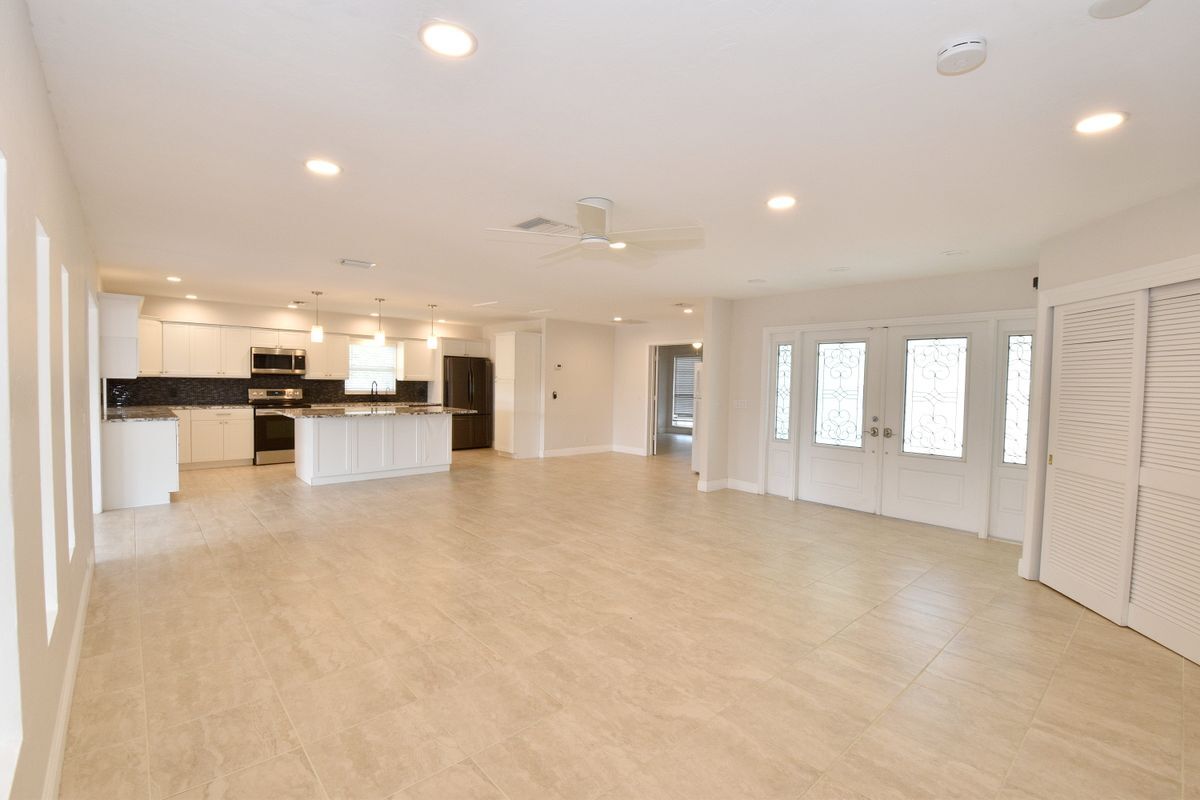 Building Photo - 3461 Lakeview Dr