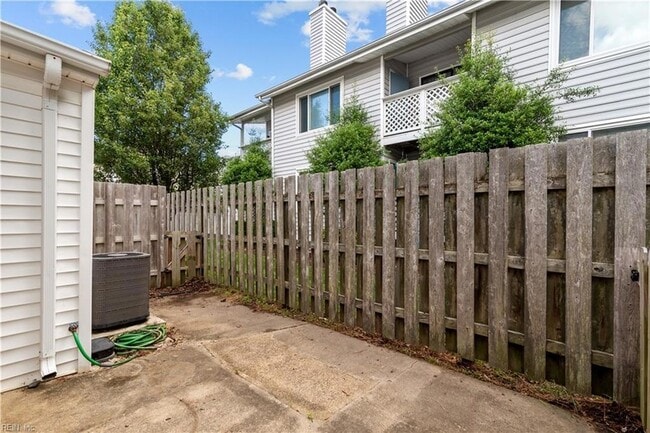 Building Photo - 570 Tenbee Ln