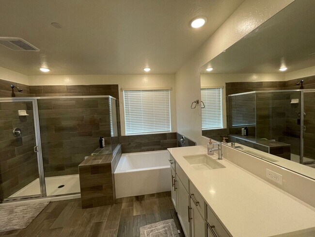 Building Photo - Spacious Modern Family Home in Prime Fresno Location!