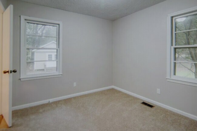 Building Photo - 2475 Drexel Dr