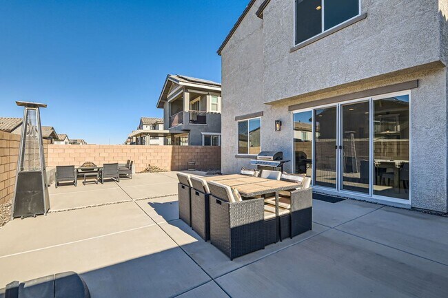 Building Photo - 4 Bed 3 Bath Luxury FURNISHED Home for Rent!