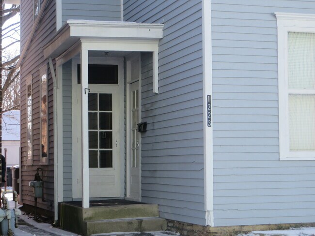 Building Photo - Large Three Bedroom, 1.5 Bathroom Home hal...