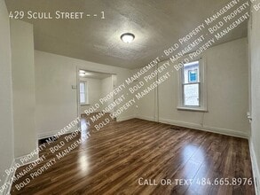 Building Photo - 429 Scull St