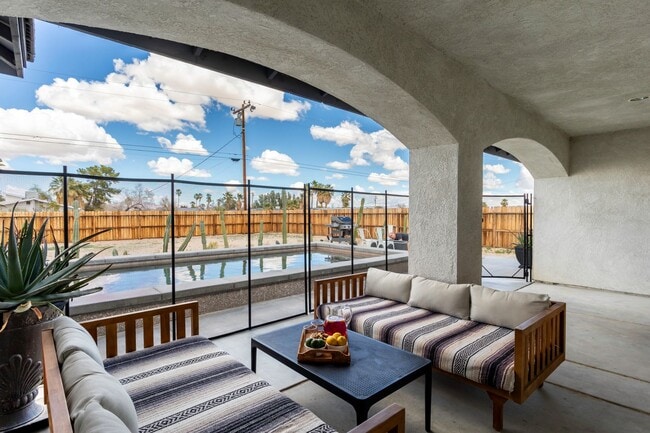 Building Photo - Spacious 4 Bedroom 2 Bathroom Home With A Pool